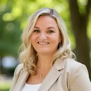 Emilie Oakes Headshot