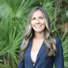 Shannon Vardis Headshot