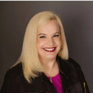 Lisa Travers Headshot