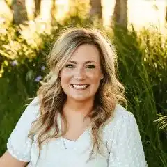 Holly Riggins Headshot