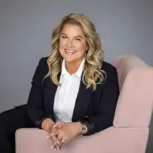 Lynnell Veilleux Headshot